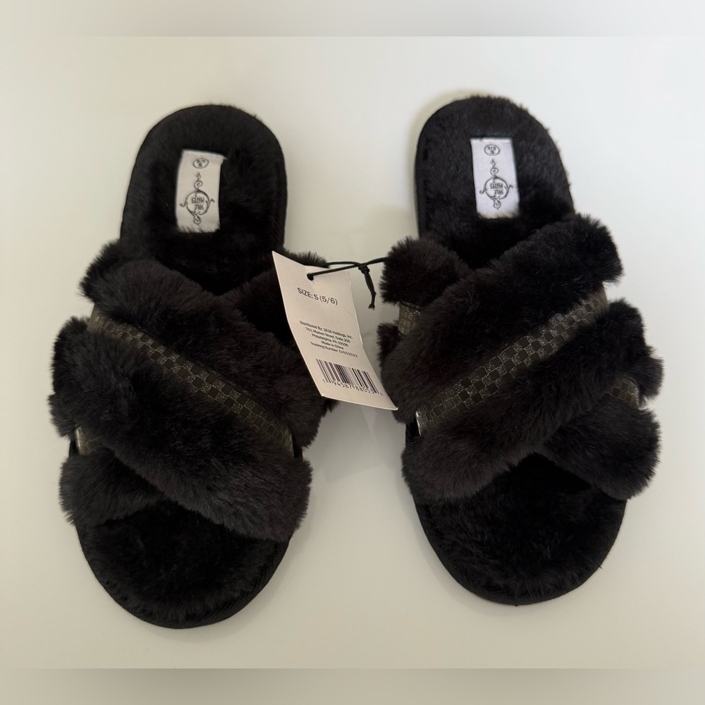 💖SALE 3x$15 NEW Cozy Black Faux Fur Women's Slippers.  Size 5